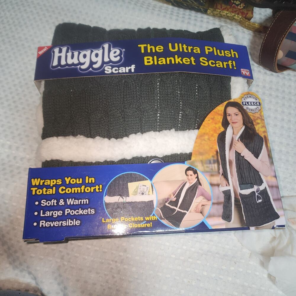 HUGGLE  NWT THE ULTRA PLUSH BLANKET SCARF
